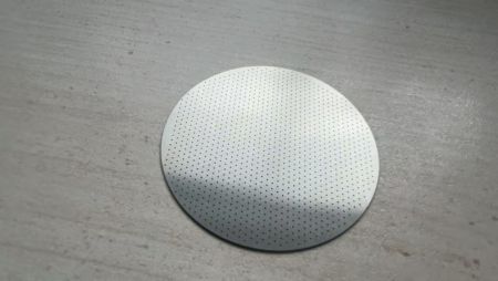 不鏽鋼激光雷射微鑽孔 - 京碼運用其激光雷射微鑽孔技術於 1.2 mm 厚之不鏽鋼上鑽出 < 0.5 mm 之微孔。
